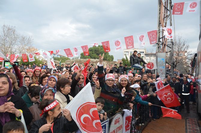 MHP LİDERi DEVLET BAHÇELİ AKHİSARLILAR İLE BULUŞTU